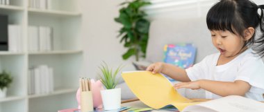 Mutlu Asyalı çocuklar evde kitap okuyarak rahatlar. Kızım ve bir hikaye okuyordum. öğrenme, çocuk bakımı, gülme, eğitim, hikaye anlatma, uygulama, hayal etme, bağımlılık cep telefonunu azaltma