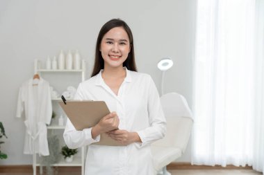 Güzellik Listesi Programı, Güzellik Kliniği, VIP müşterileri spa ve güzellik, Kaplıca ve Güzellik, Yatak ve Sandalyeli Beyaz Oda, Cilt Bakımı, Stil, Sağlık, Güzellik Uzmanı