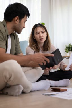 Yüklü faturaları ve faturaları olan stresli ve baş ağrısı çeken Asyalı çift harcamaları ve kredi kartı borçlarını ödeyecek paraları yok. kıtlık, mali sorunlar, mortgage, kredi, iflas, iflas, yoksul, boş cüzdan