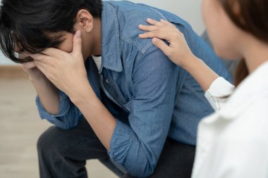 Hayat ve aile meselelerini tartışırken psikiyatrist omuzlarını tutuyor. Doktor cesaretlendiriyor ve empati kuran adam depresyona giriyor. Psikolojik, boşanmayı kaydet, el ele, güven, ilgi