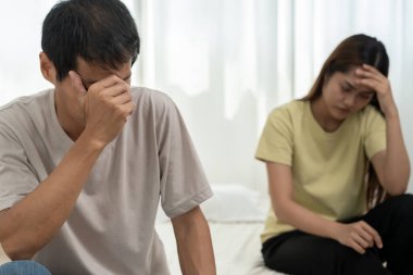 Boşanma. Asyalı çiftler evlendikten sonra çaresiz ve hayal kırıklığına uğrarlar. Karı koca kavgalar yüzünden üzgün, üzgün ve hayal kırıklığına uğramış durumdalar. Güvensizlik, aşk sorunları, ihanetler. Aile sorunu, gençlik aşkı