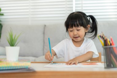 Mutlu Asya çocukları kağıt üzerinde resim yapmayı öğreniyor. Etkinlik, gelişim, IQ, EQ, meditasyon, beyin, kas, temel beceriler, ailenin birlikte zaman geçirmesi. Tatil