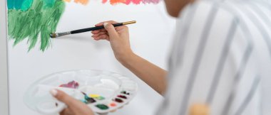 Sanatçı hakkında kadın hobileri ve sanat eserlerinde boya fırçası kullanmak. Stüdyoda suluboya ya da yağlı boya boya. Hobi olarak resim yapmaktan, eğlenmekten, ilham almaktan hoşlanıyorsun.