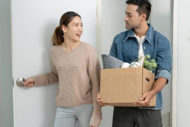 Taşınmak, taşınmak. Çiftler karton kutu taşıyorlar ve dekorasyon malzemelerini yeni apartman dairesi için içeriyor, odanın içinde kişisel eşyalar ve mobilyalar içeren bir karton kutu vardı. taşınan daire