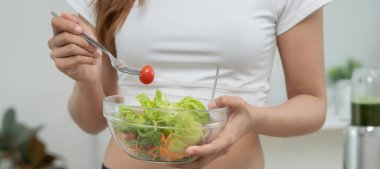 İnce bir kadın vücudu sağlıklı yiyecekler seçer. Kadın sağlıklı yaşam için kilo verme hedefine ulaşır, düşük kalori, ince bel, beslenme uzmanı. Diyet, vücut şekli, denge kontrolü, kaçınma, beslenme