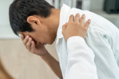 Hayat ve aile meselelerini tartışırken psikiyatrist omuzlarını tutuyor. Doktor cesaretlendiriyor ve empati kuran adam depresyona giriyor. Psikolojik, boşanmayı kaydet, el ele, güven, araba