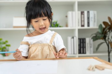 Mutlu Asya çocukları resim yapmayı öğreniyor ve eğleniyor. Aile evde mutlu ve heyecanlı. Anne ve kızı birlikte vakit geçiriyorlar. Tatil, Faaliyet, Yönetici Fonksiyonu, IQ, EQ