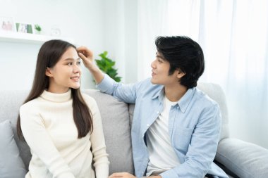 Çift gülümsüyor ve mutlu, koca karısının saçlarını yapmaya yardım ediyor, sarılıyor, genç aşıklar, evli çiftler, sıcak aile. Karı koca yeni yıl arifesinde ya da sevgililer gününde çok eğleniyorlar..