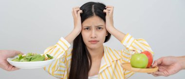 İnce vücutlu Asyalı kadınlar çok sıkılmış diyet yemekleri, diyet yapan dişiler diyet için düşük kalorili gıdaları seçiyorlar. Sağlıklı yiyecekler. kilo kaybı, denge, kontrol, yağ azalması, rutinler, egzersiz, vücut şekli