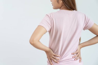 Sırtını inciten ve dayanılmaz ağrılar çeken bir kadın. Sağlık ve sorunlar, kronik sırt ağrısı, ofis sendromu, skolyoz, bel fıtığı, kas iltihabı.