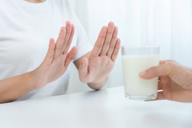 Süt alerjisi, hasta, üzgün, sağlıksız, kadının kafası karışık süt içen, burnu akan, dayanıksızlığa karşı alerjisi olan, alerji belirtilerinden muzdarip. karın ağrısı, alerji, protein, döküntü, ölüm, gıda alerjisi