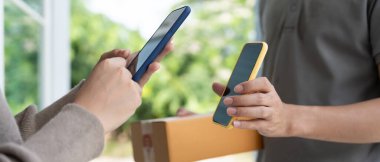 Kadın, ödeme malları için QR kodunu tarıyor. Teslimatçı ekspres teslimat gönderdi. Çevrimiçi dükkan, kağıt konteynır, paket servis, paket, elektronik para, dijital transfer