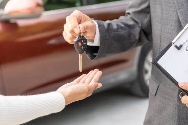 Kira, kiralık araba, satış, alım. Satış müdürü araba anahtarlarını yeni sahibine gönderir. Satışlar, kredi kredisi finans, kira aracı, sigorta, kiralama, satıcı, satıcı, taksit, araba bakımı işi