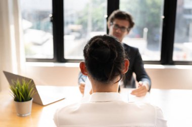 İş adamı başvuru belgelerini açıkla ve uygun pozisyon için devam et. Şirket insan bulmak için internetten boş kadro yayınlıyor. İnsan kaynakları, röportajlar, mektuplar, yetkinlik.