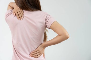 Kadın kendini tutuyor ve dayanılmaz ağrılar çekiyor. Sağlık ve sorunlar, kronik sırt ağrısı, ofis sendromunda sırt ağrısı, skolyoz, bel fıtığı, kas iltihabı.