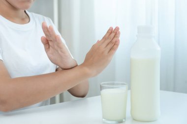 Süt alerjisi, kadının kafası karışmış süt, hoşgörüsüzlüğe karşı alerjisi olduğu için burnu akmış. Karın ağrısı, alerji, ceviz proteini, kızarıklık, ölüm, gıda alerjisi.