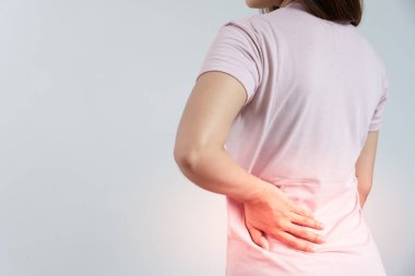 Kadın kendini tutuyor ve dayanılmaz ağrılar çekiyor. Sağlık ve sorunlar, kronik sırt ağrısı, ofis sendromunda sırt ağrısı, skolyoz, bel fıtığı, kas iltihabı.