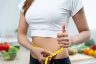 Asyalı kadınlar diyetin mutlu sonuçları. Güzel şekil. Dişilerin kilo verdikten sonra bel ölçüleri azalır. Kilo verdiğin için kot giyemezsin. denge, kontrol, rutinler, egzersiz.