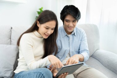 Çift evde online alışveriş yapmak için akıllı telefon kullanıyor. Ödeme detaylarıyla el ele tutuşan cep telefonu sayfa görüntüleme ve kredi kartı, evde kalmak, teknoloji, elektronik ticaret, internet, pazar yeri