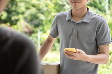 Teslimatçı ekspres teslimat gönderdi. Çevrimiçi dükkan, kağıt kutu, paket, postacı, teslimat servisi, paketler, elektronik para, dijital kağıt çanta, çanta, müşteri, lojistik, e-ticaret, alışveriş