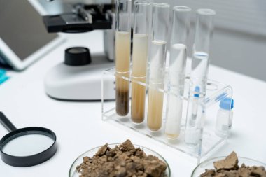 Jeoloji, jeolojik kaynak bilimcisi, toprak bilimi, doğal kaynak sürdürülebilirliği, toprak mineralleri, laboratuvar testleri, laboratuvar deneyleri, kimyasal kalıntılar için testler, çevre bilimi