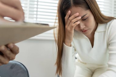 Akıl sağlığı sorunları olan bir kadın danışmanlık yapıyor. Psikiyatrist tedavi için hastanın durumunu kaydediyor. teşvik, sevgi ve aile sorunu, bipolar, depresyon hastası, intiharı koru