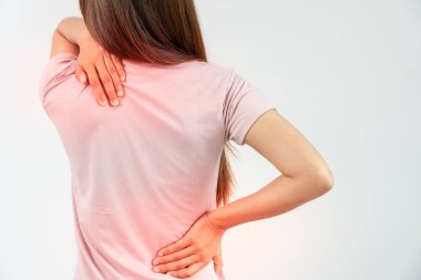 Kadın kendini tutuyor ve dayanılmaz ağrılar çekiyor. Sağlık ve sorunlar, kronik sırt ağrısı, ofis sendromunda sırt ağrısı, skolyoz, bel fıtığı, kas iltihabı.