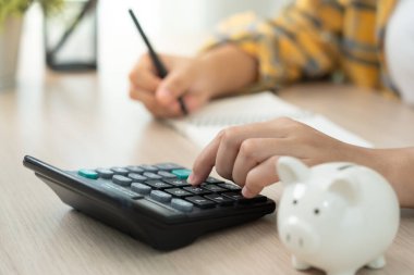 Para biriktir. Kadın tasarruf için para hesaplıyor. wealth, Finance, business, invest, Emeklilik, future, muhasebe, plan life, economize, bankacılık, family, health.