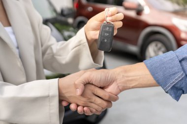 Kira, kiralık araba, satış, alım. Satış müdürü araba anahtarlarını yeni sahibine gönderir. Satışlar, kredi kredisi finans, kira aracı, sigorta, kiralama, satıcı, satıcı, taksit, araba bakımı işi