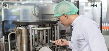 Yiyecek ve içecek fabrikası. Mühendis, müşteriye ürün göndermeden önce konveyörde yiyecek, yiyecek ya da içecek var mı diye kontrol et. Kalite kontrolü ya da güvence. İyi standart.