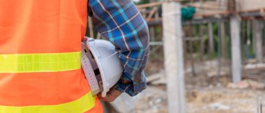 Mühendis kask emniyeti, endüstriyel fabrika. Proje sırasında müteahhit ve müfettiş teftiş inşaatı. Sivil Forman kalite güvencesini kontrol ediyor..