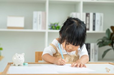 Mutlu Asya çocukları kağıt üzerinde resim yapmayı öğreniyor. Etkinlik, gelişim, IQ, EQ, meditasyon, beyin, kas, temel beceriler, ailenin birlikte zaman geçirmesi. Holida.