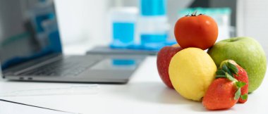 Bilimadamı laboratuvardaki kimyasal gıda kalıntılarını kontrol ediyor. Denetim uzmanları sebzelerin kalitesini inceler. Laboratuvar, tehlikeli maddeler, yasaklı maddeler, kirlilik, mikroskop, mikrobiyolog