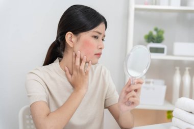 Genç bir kadın, yüz dermatolojisi ve kozmetik steroidlere alerjisi olduğu için endişeli. Hassas cilt, güneş yanığı, sivilce, kimyasallara alerjisi, yüzünde kızarıklık. cilt sorunları ve güzellik