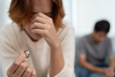 Kadın evlilik yüzüğünü çıkardı. Evlilikten sonra çaresiz ve hayal kırıklığına uğramış çiftler. Karı koca anlaşmazlıklar yüzünden üzgün, üzgün ve hayal kırıklığına uğramış. güvensizlik, aşk sorunları, ihanetler, aile, aşk