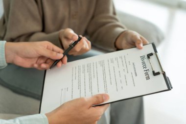 Boşanma. Eş, boşanma formunu kocalığa devreder. Evlilikten sonra çaresiz ve hayal kırıklığına uğramış çiftler. Eş üzgün, üzgün ve kavgalar yüzünden hayal kırıklığına uğramış. güvensizlik, aşk sorunları