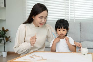 Mutlu Asya çocukları oyun oynayıp resim ve çizgi film öğreniyor. Komik aile evde mutlu ve heyecanlı. Anne ve kızı birlikte vakit geçiriyorlar. Tatil, etkinleştir