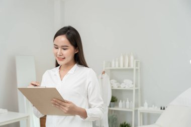 Güzellik kliniği, portre uzmanı VIP müşteriler için güzellik uzmanı, yatağı ve sandalyesi olan beyaz bir oda. Oda temiz ve düzenli, sağlık, cilt bakımı, tarz, sağlık, kozmetoloji, güzellik uzmanı