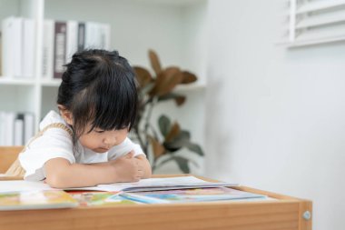 Mutlu Asyalı çocuklar evde kitap okuyarak rahatlar. Kızım ve bir hikaye okuyordum. öğrenme, çocuk bakımı, gülme, eğitim, hikaye anlatma, uygulama, hayal etme, bağımlılık cep telefonunu azaltma