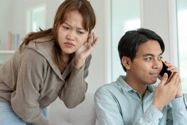 Çifte randevu, koca birini aramak için telefon kullanır, bir kaçamak yapar, zina yapar, çok eşlilik yapar, kocasının bir ilişkisi vardı. Aile sorunu, aldatma, boşanma, ayrılma.