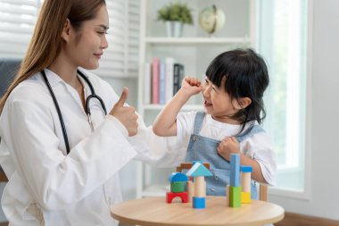 Çocuk doktorları çocuk gelişimini uygun yaşa göre kontrol ediyorlar, doktorlar çocuğu etkinlikler yapmaya teşvik ediyor, IQ, EQ, yaş uygunluğu ve tanıtım faaliyetleri,