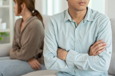 Boşanma. Asyalı çiftler evlendikten sonra çaresiz ve hayal kırıklığına uğrarlar. Karı koca kavgalar yüzünden üzgün, üzgün ve hayal kırıklığına uğramış durumdalar. Güvensizlik, aşk sorunları, ihanetler. Aile sorunu, gençlik aşkı