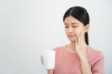 Sıcak içtikten sonra Asyalı kadınlar hassas dişler hisseder, dişleri çürür, çürüme problemleri, diş bakımı, diş çekilmesi, çürüme problemi, kötü nefes alma, diş sağlığı eğitimi, ağız sağlığı eğitimi