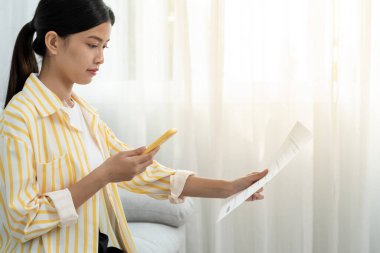 Modern kadınlar barkod veya QR kodlarını taramak için telefon kullanırlar. Belge faturasını aldıktan sonra kredi kartı faturalarını ödemek için. Ödeme, ödeme, ödeme elektrik, dijital ödemeler para, teknoloji, tarama olmadan