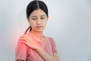 Kadın omuz ve omuz tutuyor ve dayanılmaz ağrılar çekiyor. Sağlık ve sorunlar, kronik omuz ağrısı, omuz ağrısı, skolyoz, bel fıtığı, kas iltihabı.