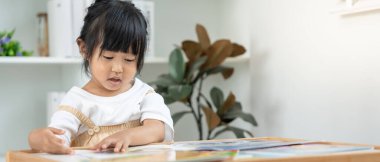 Mutlu Asyalı çocuklar evde kitap okuyarak rahatlar. Kızım ve bir hikaye okuyordum. öğrenme, çocuk bakımı, gülme, eğitim, hikaye anlatma, uygulama, hayal etme, bağımlılık cep telefonunu azaltma