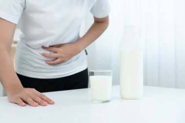 Ik alerjenler, karın ağrısı ve ishal geçiren bir kadın, hoşgörüsüzlük alerjisi belirtileri yüzünden burnu akmış. Karın ağrısı, fındık proteini, kızarıklık, ölüm, gıda alerjisi.