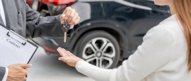 Kira, kiralık araba, satış, alım. Satış müdürü araba anahtarlarını yeni sahibine gönderir. Satışlar, kredi kredisi finans, kira aracı, sigorta, kiralama, satıcı, satıcı, taksit, araba bakımı işi