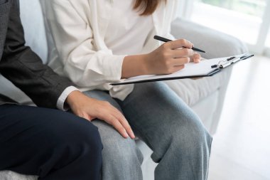 Yönetici ya da kıdemli bir bayan meslektaşına bacağına dokunarak cinsel tacizde bulundu. Ofiste cinsel taciz. Tacize uğradığım için gergin ve stresliyim. taciz, saldırı, uygunsuz, ayrımcılık