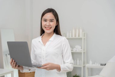 Güzellik kliniği, portre uzmanı VIP müşteriler için güzellik uzmanı, yatağı ve sandalyesi olan beyaz bir oda. Oda temiz ve düzenli, sağlık, cilt bakımı, tarz, sağlık, kozmetoloji, güzellik uzmanı